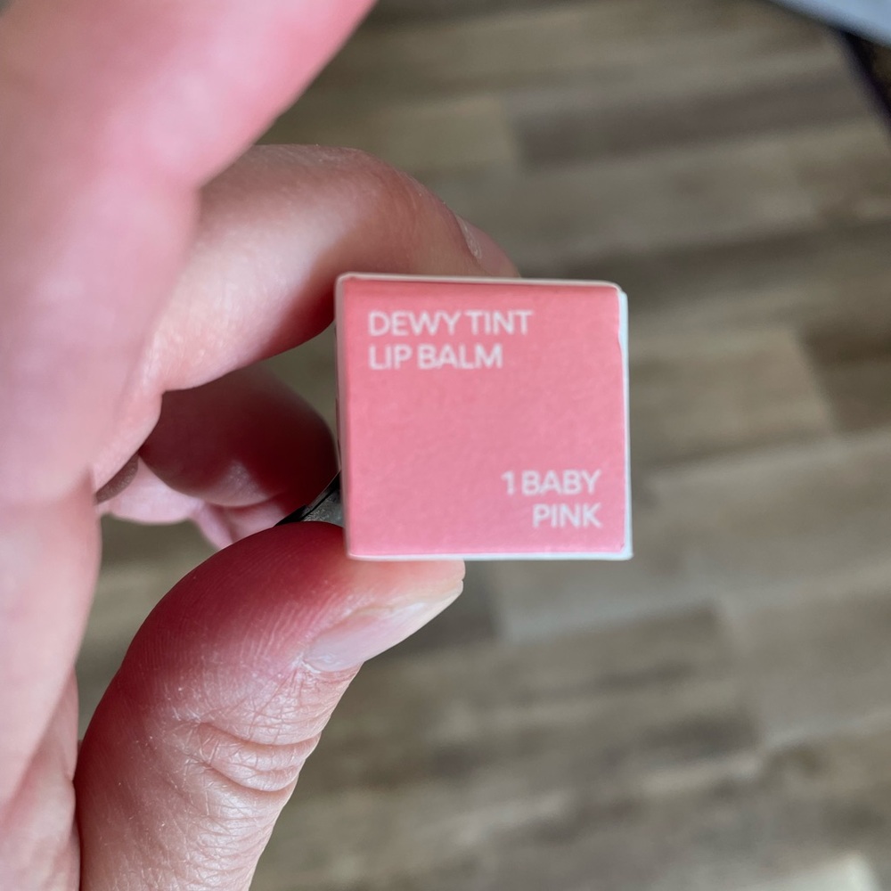 NEW Innisfree Dewy Tint Lip Balm - Picture 3 of 6